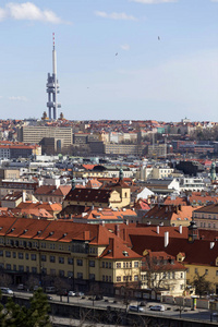 布拉格的春天城市与它的塔和桥梁在晴朗的天, 捷克共和国