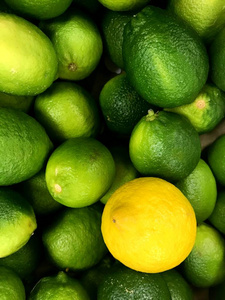 大量的新鲜的酸橙绿色在市场