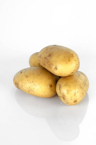 孤立在白色背景上的土豆