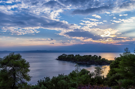 黄昏，遮阳伞和，，希臘的大海和天空色彩绚烂