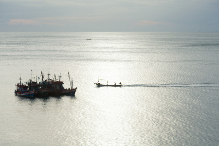 渔船在海上