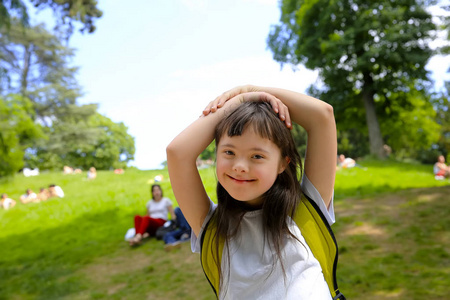 在公园里微笑的小女孩的肖像