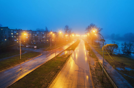 雨在夜晚的城市