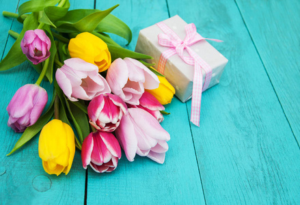 春天的郁金香鲜花和礼品盒