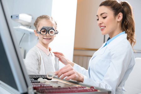 眼科检查儿童眼睛的试验框架和镜头