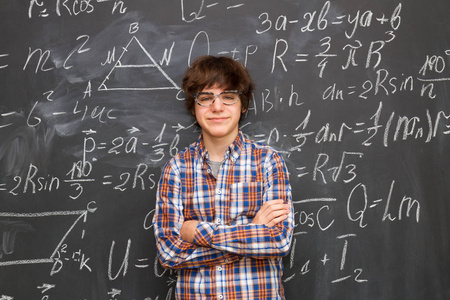 男孩和黑板充满数学公式