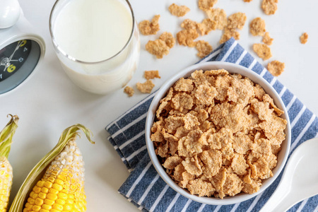 健康玉米片配牛奶早餐桌上图片