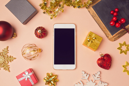 智能手机与圣诞装饰品