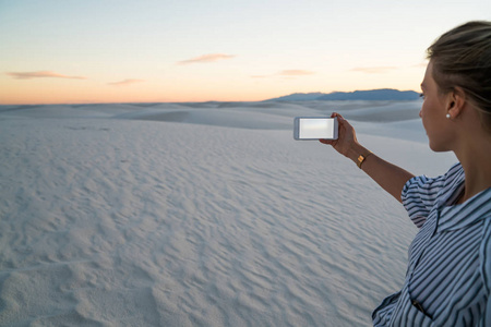 裁剪视图的妇女流浪持有智能手机拍照美丽的沙丘景观, 女性旅客使用电话相机拍摄风景自然在国家公园的暑假
