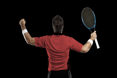 网球运动员穿一件红色的衬衫