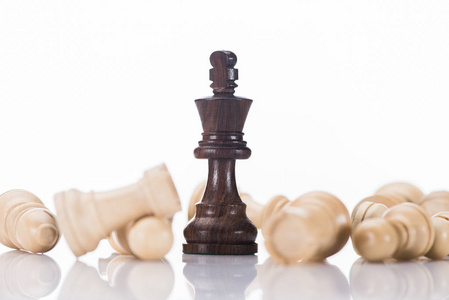 黑棋国王与下落的白色典当在白色, 商业概念