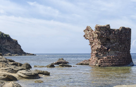 远古的废墟塔的出现从海