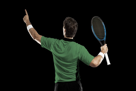 网球运动员穿一件绿色的衬衫