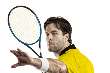 网球运动员穿一件黄色的衬衫