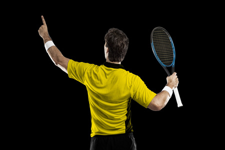 网球运动员穿一件黄色的衬衫