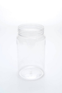 白色背景上的空塑料罐