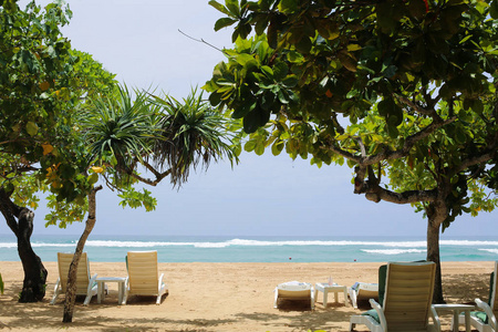 热带的海滩上放松椅