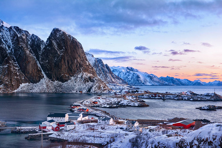 挪威罗弗敦群岛风景如画的渔村美丽的日出景观