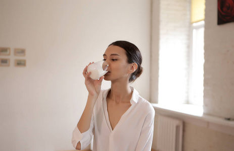 年轻女人喝酸奶