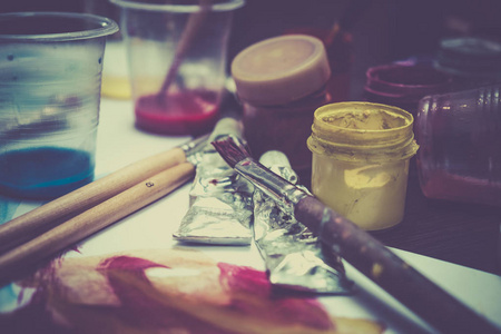 艺术家油漆画笔在木质背景, 工艺艺术过程