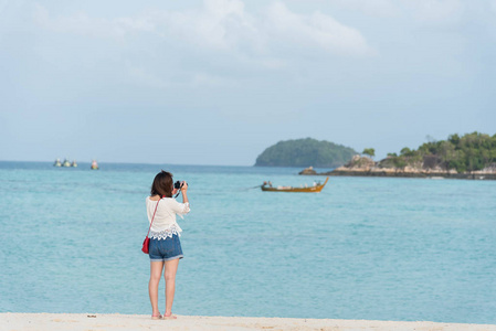 亚洲女孩在海边的海滩上旅行