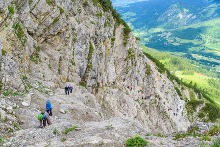 徒步登山者攀登在阿尔卑斯山, 欧洲