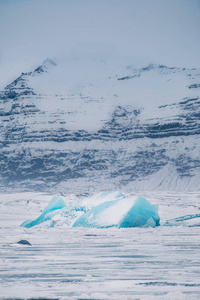 流行冰川泻湖的冬季风景视图与许多小冰山Jokulsarlon, 东部冰岛