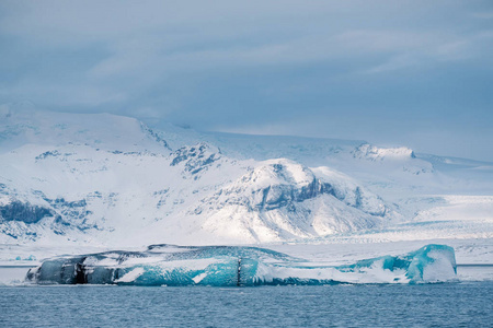 流行冰川泻湖的冬季风景视图与许多小冰山Jokulsarlon, 东部冰岛