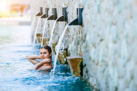 豪华海滨度假酒店与游泳池和热带 lansdcape 在海滩附近享受假期的妇女