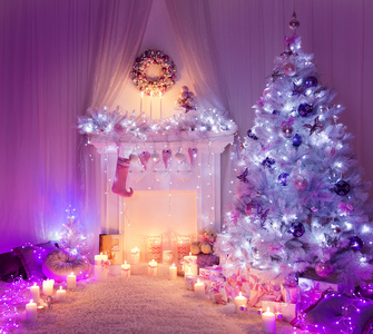 圣诞房间壁炉树灯，圣诞家庭室内