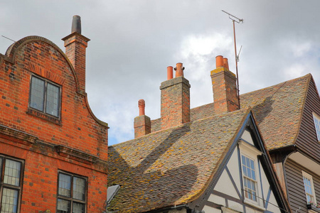 英国罗切斯特的五颜六色的房子和屋顶特写