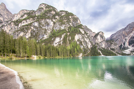 Braies 湖在白云岩, 意大利