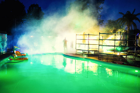 池方，夜生活周围酒店游泳池，迪斯科舞会在民调中夏季时间