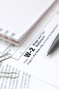 税表上的钢笔和笔记本 W2 工资和纳税声明。纳税时间