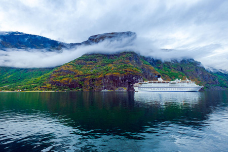 邮轮衬垫上哈丹格尔 fjorden