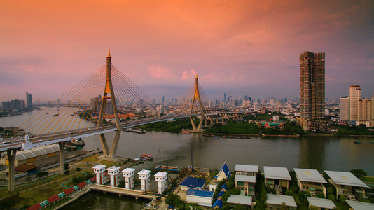 普密蓬桥过境班乔佩雅河重要现代标志性的泰国首都曼谷的鸟瞰图