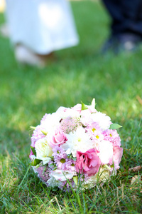 婚礼花束在草地上
