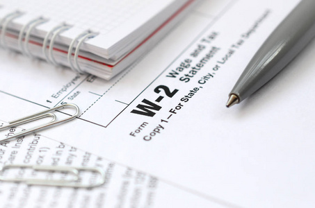 税表上的钢笔和笔记本 W2 工资和纳税声明。纳税时间