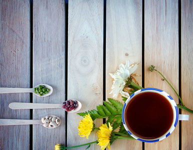 一杯茶与花和它周围的茶