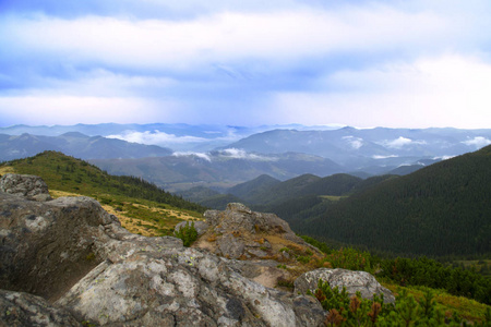 夏天风景与欧洲的一座山脉。高山山峰