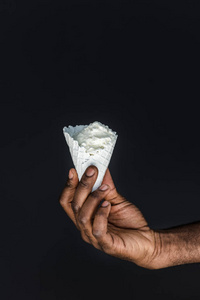 非洲裔美国人的形象, 持有白色的冰淇淋锥孤立黑色