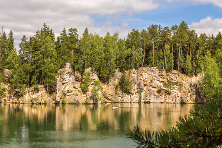 湖和岩石峭壁丛生的森林。捷克共和国岩石城的旅游景点