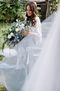 白色挂婚纱礼服和新娘花束