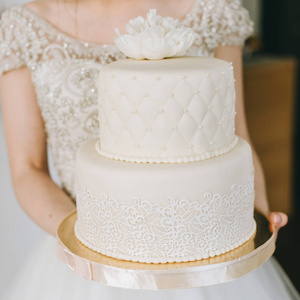 美丽的婚礼蛋糕装饰奶油