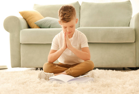 宗教小男孩在家祈祷