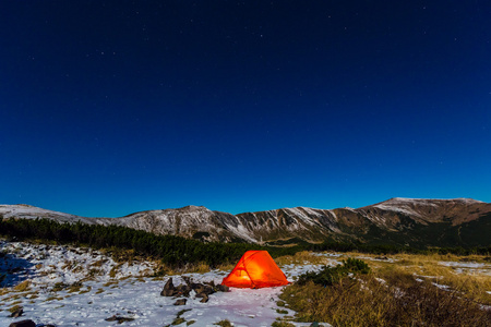 冬季运动在夜间远足露营在山风景