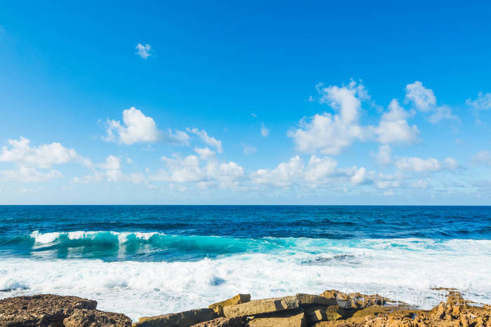 蓝色的大海和天空在撒丁岛