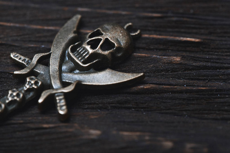 老式头骨和海盗钥匙在木桌上图片