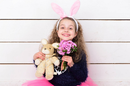 兔子耳朵与复活节兔子玩具，花在快乐的女孩