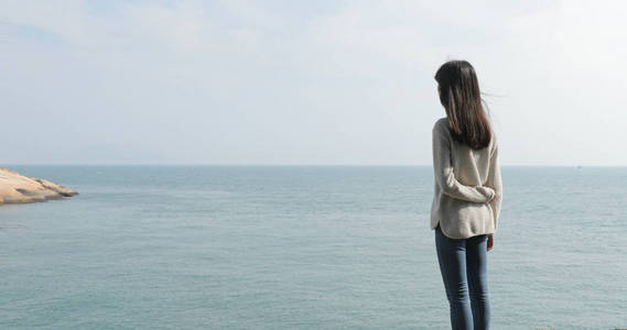 年轻女子看海